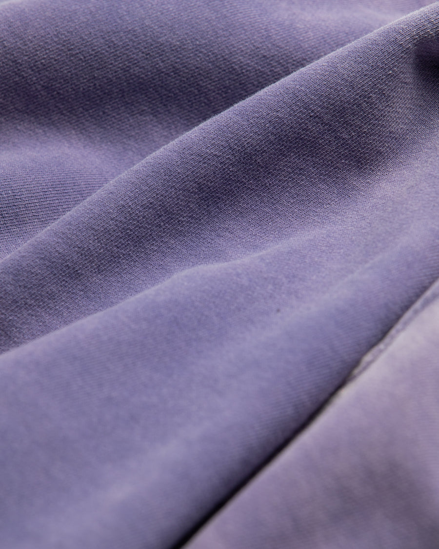 フードをカットオフした薄いネイビー色のスウェットパーカー。
染色と加工によって日焼けし褪せたようなリアルな表情を出しています。