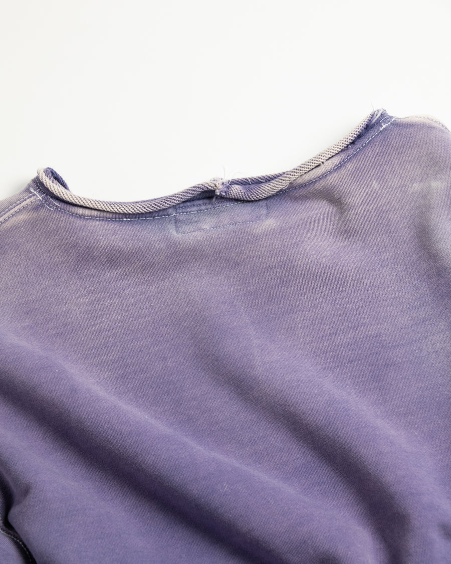 フードをカットオフした薄いネイビー色のスウェットパーカー。
染色と加工によって日焼けし褪せたようなリアルな表情を出しています。