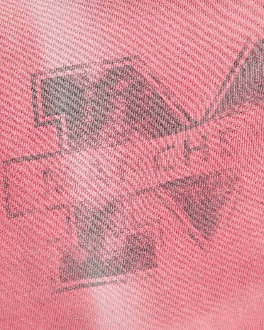 フードをカットオフした薄い赤色のスウェットパーカー。
染色と加工によって日焼けし褪せたようなリアルな表情を出しています。