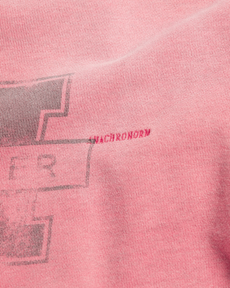 フードをカットオフした薄い赤色のスウェットパーカー。
染色と加工によって日焼けし褪せたようなリアルな表情を出しています。