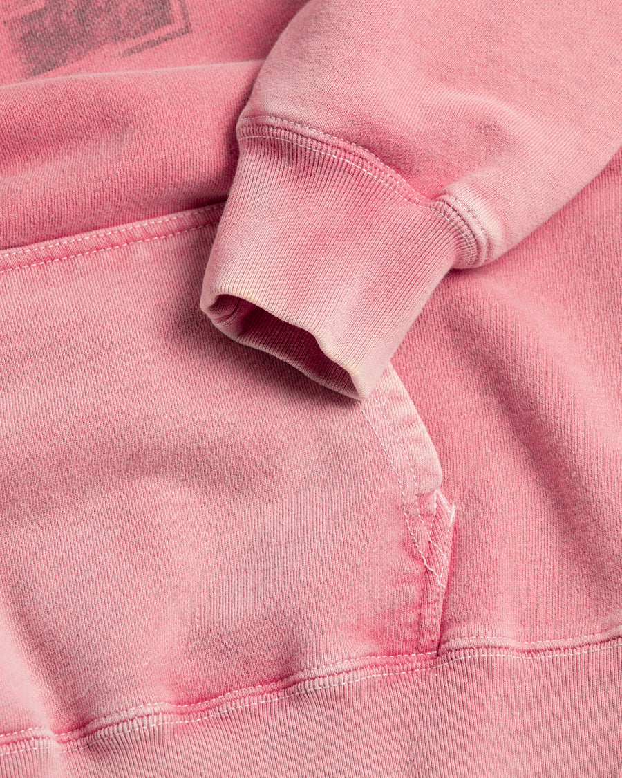 フードをカットオフした薄い赤色のスウェットパーカー。
染色と加工によって日焼けし褪せたようなリアルな表情を出しています。