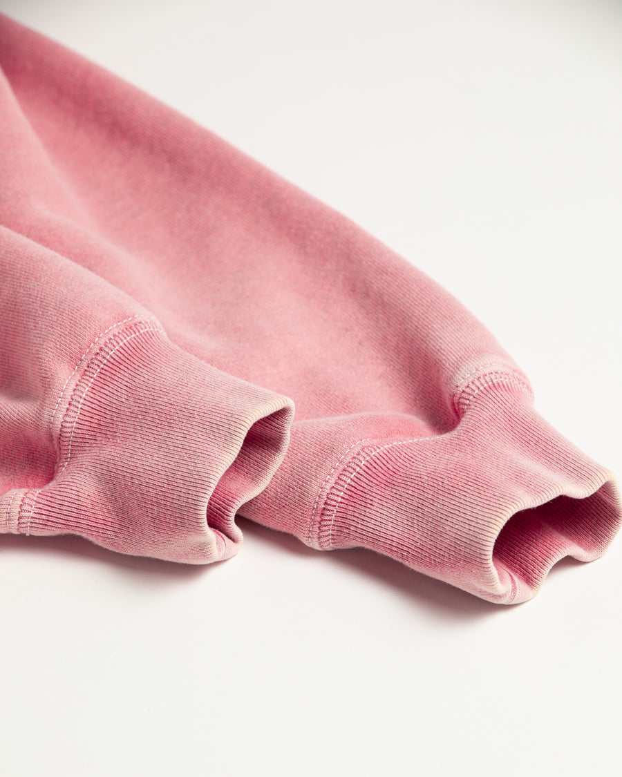 フードをカットオフした薄い赤色のスウェットパーカー。
染色と加工によって日焼けし褪せたようなリアルな表情を出しています。