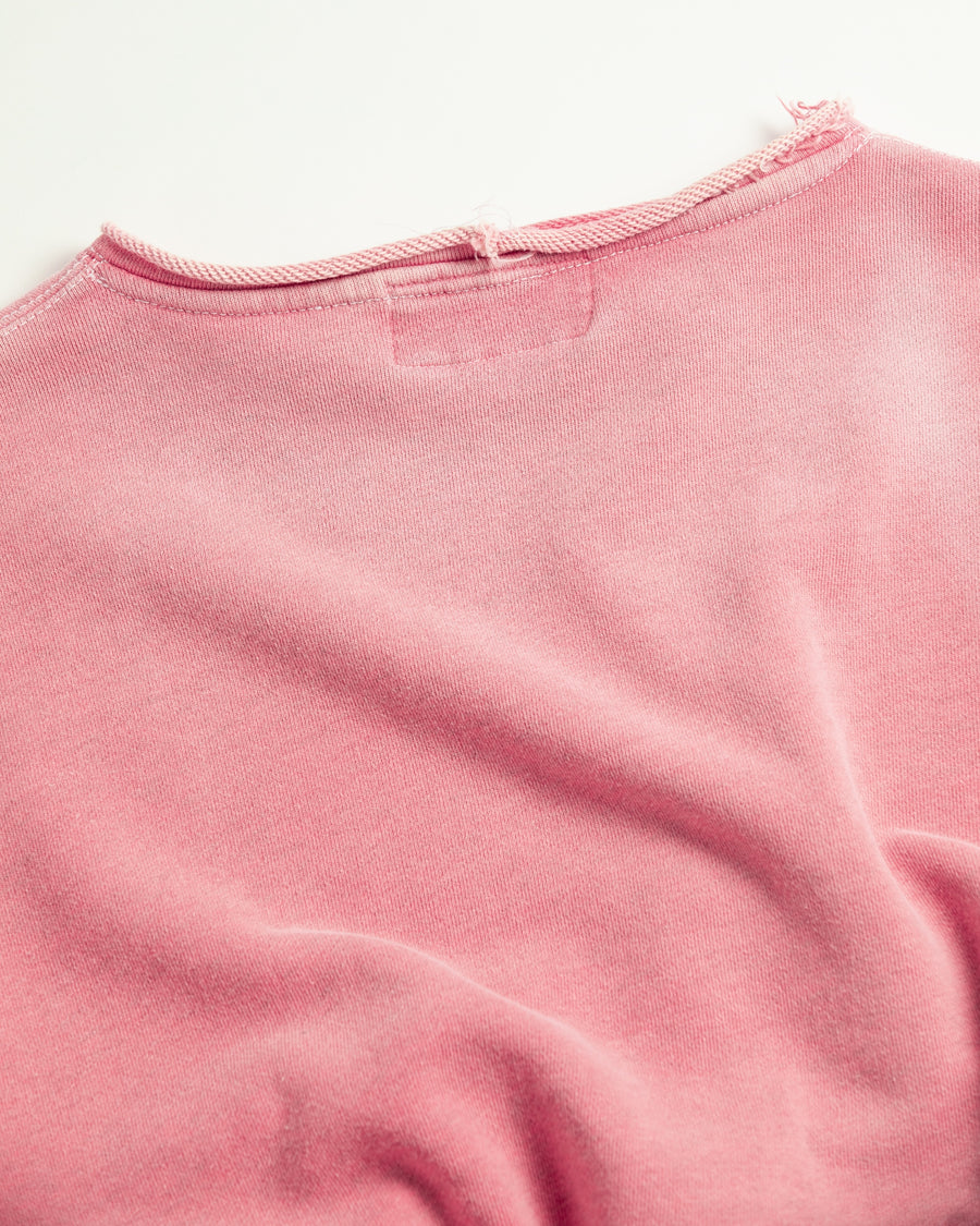 フードをカットオフした薄い赤色のスウェットパーカー。
染色と加工によって日焼けし褪せたようなリアルな表情を出しています。