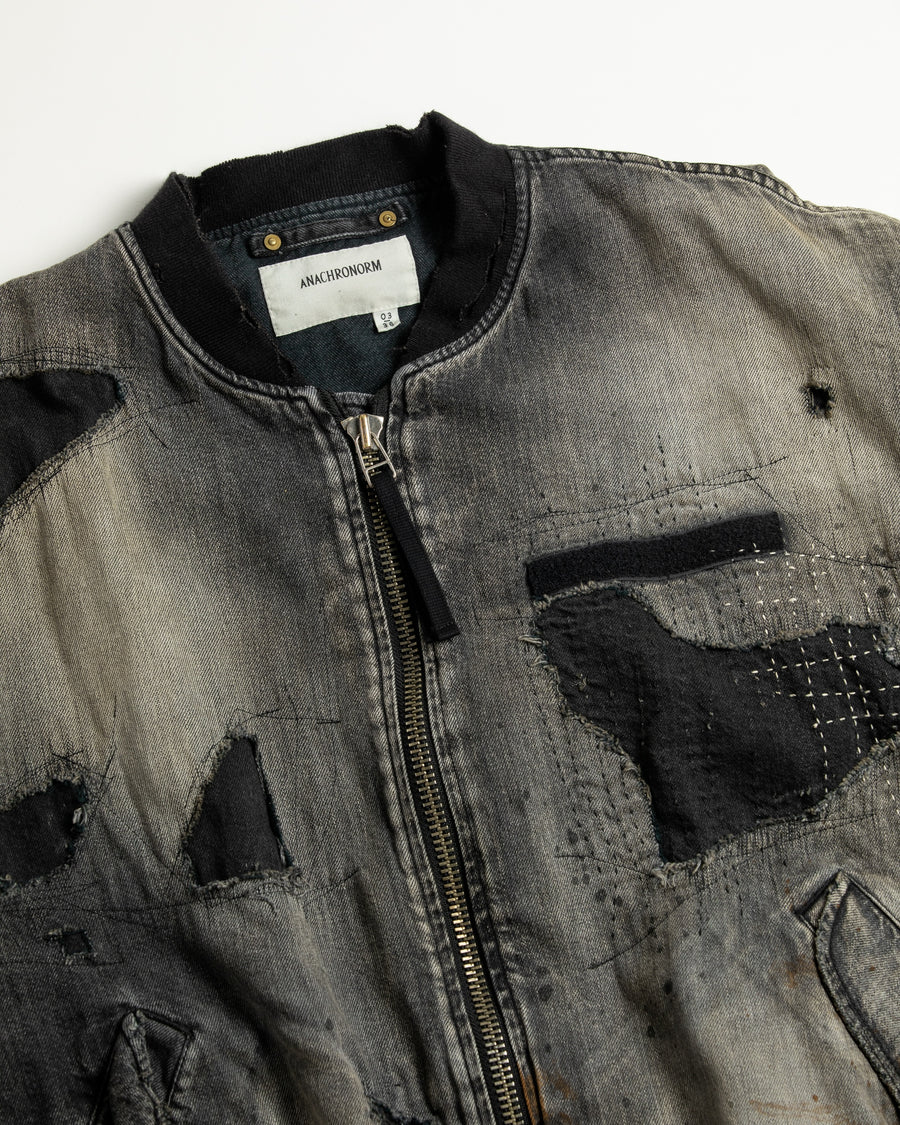 ブランドを象徴するデニムで構築した、MA-1ベースのリメイクジャケット。ライトオンスデニムを二重縫製することで、柔らかさと程よい肉感を実現しています。8ozムラ糸デニムがもつ粗野な表情が、強いヴィンテージ感を演出。全体にエイジングを施したうえで、ハードダメージ加工で仕上げた一着。さらに手作業による多様なステッチ補修を重ね、唯一無二の表情に仕上げています。Crafted from the brand’s signature denim, this MA-1–inspired jacket features a refined and faithful silhouette.Lightweight denim with double stitching creates a soft feel and balanced structure.The 8oz slub denim offers a rugged character that enhances its vintage appeal.An overall aging treatment is followed by a hard damage finis
