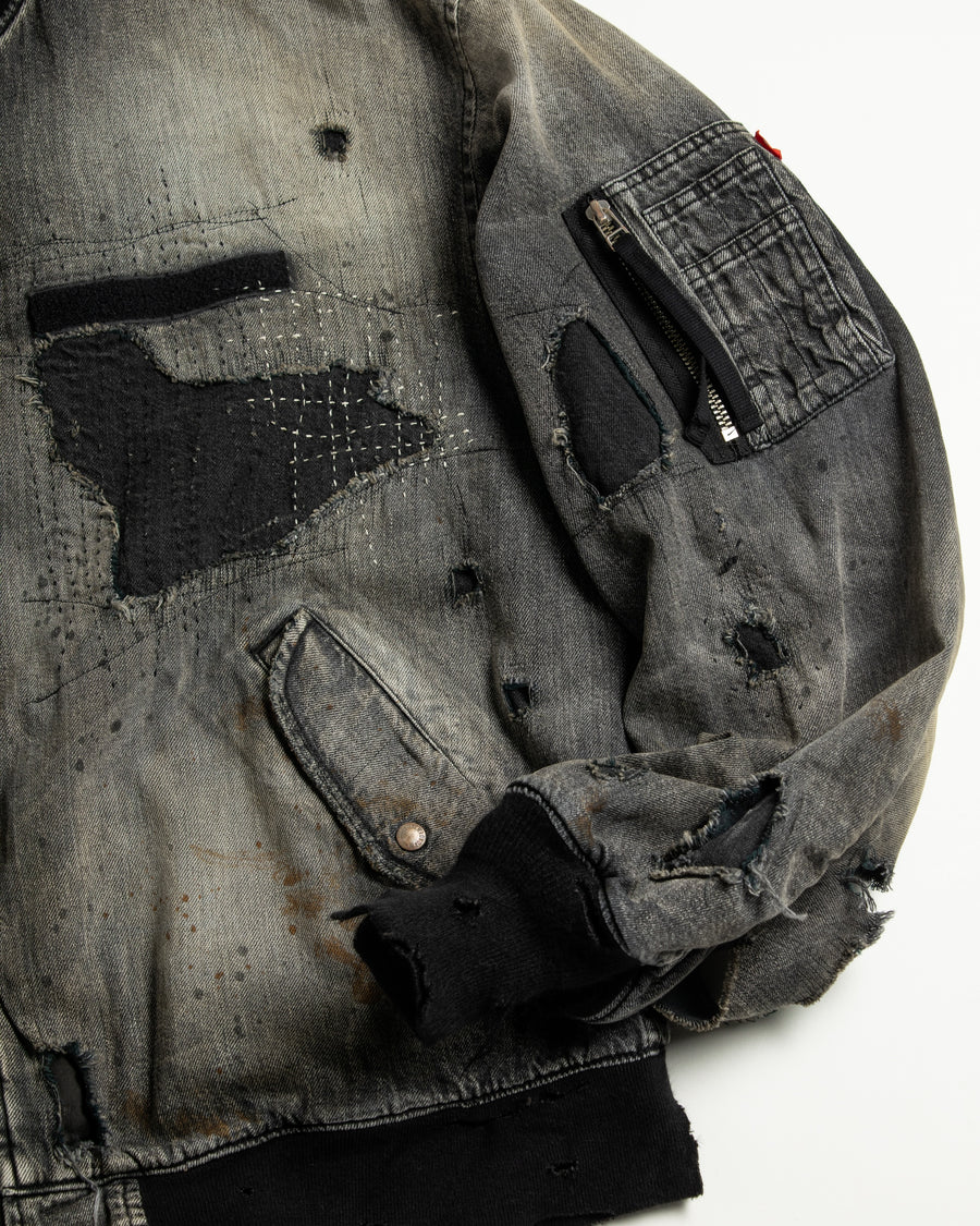 ブランドを象徴するデニムで構築した、MA-1ベースのリメイクジャケット。ライトオンスデニムを二重縫製することで、柔らかさと程よい肉感を実現しています。8ozムラ糸デニムがもつ粗野な表情が、強いヴィンテージ感を演出。全体にエイジングを施したうえで、ハードダメージ加工で仕上げた一着。さらに手作業による多様なステッチ補修を重ね、唯一無二の表情に仕上げています。Crafted from the brand’s signature denim, this MA-1–inspired jacket features a refined and faithful silhouette.Lightweight denim with double stitching creates a soft feel and balanced structure.The 8oz slub denim offers a rugged character that enhances its vintage appeal.An overall aging treatment is followed by a hard damage finis
