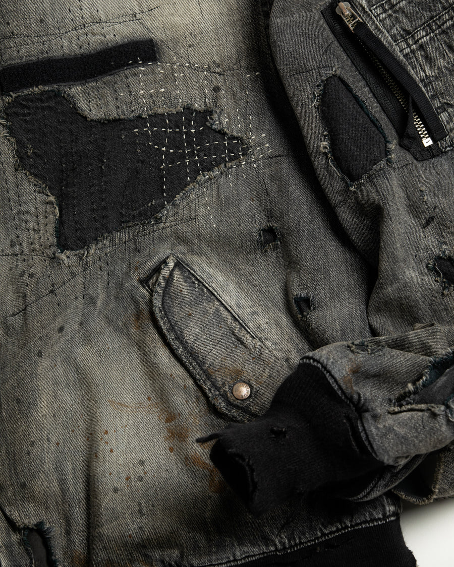 ブランドを象徴するデニムで構築した、MA-1ベースのリメイクジャケット。ライトオンスデニムを二重縫製することで、柔らかさと程よい肉感を実現しています。8ozムラ糸デニムがもつ粗野な表情が、強いヴィンテージ感を演出。全体にエイジングを施したうえで、ハードダメージ加工で仕上げた一着。さらに手作業による多様なステッチ補修を重ね、唯一無二の表情に仕上げています。Crafted from the brand’s signature denim, this MA-1–inspired jacket features a refined and faithful silhouette.Lightweight denim with double stitching creates a soft feel and balanced structure.The 8oz slub denim offers a rugged character that enhances its vintage appeal.An overall aging treatment is followed by a hard damage finis
