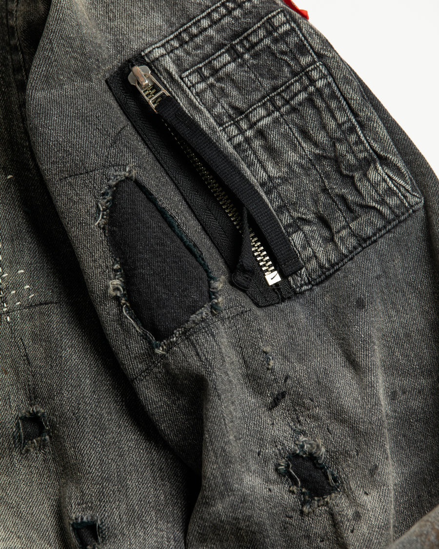 ブランドを象徴するデニムで構築した、MA-1ベースのリメイクジャケット。ライトオンスデニムを二重縫製することで、柔らかさと程よい肉感を実現しています。8ozムラ糸デニムがもつ粗野な表情が、強いヴィンテージ感を演出。全体にエイジングを施したうえで、ハードダメージ加工で仕上げた一着。さらに手作業による多様なステッチ補修を重ね、唯一無二の表情に仕上げています。Crafted from the brand’s signature denim, this MA-1–inspired jacket features a refined and faithful silhouette.Lightweight denim with double stitching creates a soft feel and balanced structure.The 8oz slub denim offers a rugged character that enhances its vintage appeal.An overall aging treatment is followed by a hard damage finis
