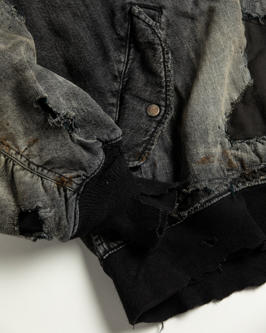 ブランドを象徴するデニムで構築した、MA-1ベースのリメイクジャケット。ライトオンスデニムを二重縫製することで、柔らかさと程よい肉感を実現しています。8ozムラ糸デニムがもつ粗野な表情が、強いヴィンテージ感を演出。全体にエイジングを施したうえで、ハードダメージ加工で仕上げた一着。さらに手作業による多様なステッチ補修を重ね、唯一無二の表情に仕上げています。Crafted from the brand’s signature denim, this MA-1–inspired jacket features a refined and faithful silhouette.Lightweight denim with double stitching creates a soft feel and balanced structure.The 8oz slub denim offers a rugged character that enhances its vintage appeal.An overall aging treatment is followed by a hard damage finis
