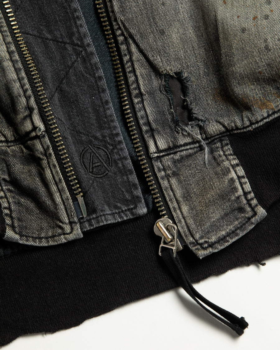 ブランドを象徴するデニムで構築した、MA-1ベースのリメイクジャケット。ライトオンスデニムを二重縫製することで、柔らかさと程よい肉感を実現しています。8ozムラ糸デニムがもつ粗野な表情が、強いヴィンテージ感を演出。全体にエイジングを施したうえで、ハードダメージ加工で仕上げた一着。さらに手作業による多様なステッチ補修を重ね、唯一無二の表情に仕上げています。Crafted from the brand’s signature denim, this MA-1–inspired jacket features a refined and faithful silhouette.Lightweight denim with double stitching creates a soft feel and balanced structure.The 8oz slub denim offers a rugged character that enhances its vintage appeal.An overall aging treatment is followed by a hard damage finis
