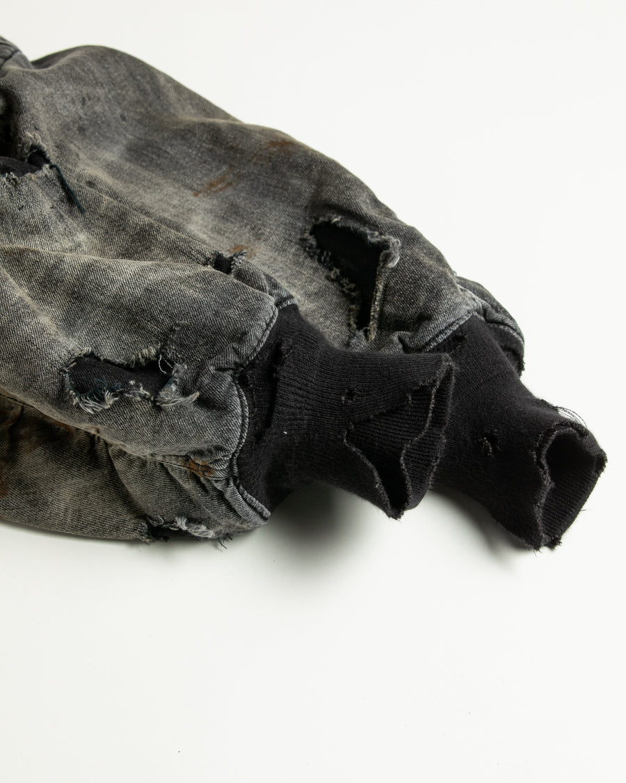 ブランドを象徴するデニムで構築した、MA-1ベースのリメイクジャケット。ライトオンスデニムを二重縫製することで、柔らかさと程よい肉感を実現しています。8ozムラ糸デニムがもつ粗野な表情が、強いヴィンテージ感を演出。全体にエイジングを施したうえで、ハードダメージ加工で仕上げた一着。さらに手作業による多様なステッチ補修を重ね、唯一無二の表情に仕上げています。Crafted from the brand’s signature denim, this MA-1–inspired jacket features a refined and faithful silhouette.Lightweight denim with double stitching creates a soft feel and balanced structure.The 8oz slub denim offers a rugged character that enhances its vintage appeal.An overall aging treatment is followed by a hard damage finis
