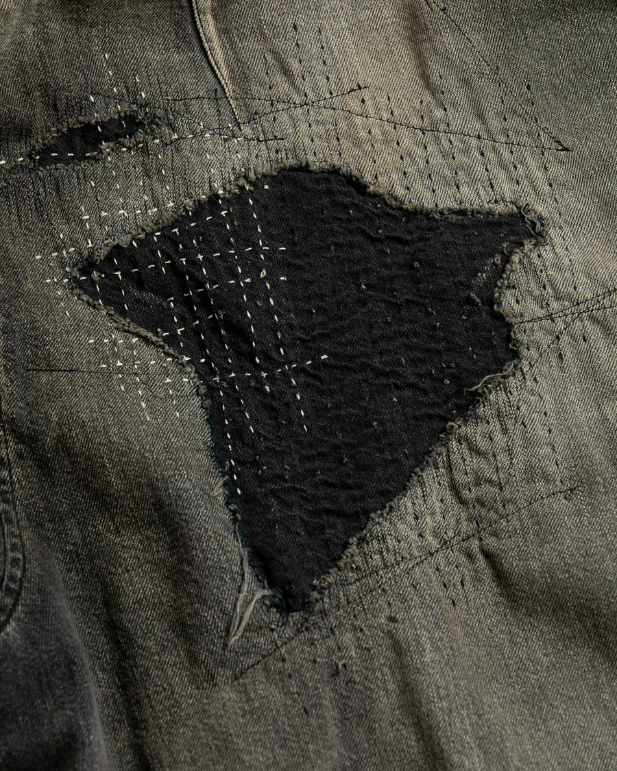 ブランドを象徴するデニムで構築した、MA-1ベースのリメイクジャケット。ライトオンスデニムを二重縫製することで、柔らかさと程よい肉感を実現しています。8ozムラ糸デニムがもつ粗野な表情が、強いヴィンテージ感を演出。全体にエイジングを施したうえで、ハードダメージ加工で仕上げた一着。さらに手作業による多様なステッチ補修を重ね、唯一無二の表情に仕上げています。Crafted from the brand’s signature denim, this MA-1–inspired jacket features a refined and faithful silhouette.Lightweight denim with double stitching creates a soft feel and balanced structure.The 8oz slub denim offers a rugged character that enhances its vintage appeal.An overall aging treatment is followed by a hard damage finis
