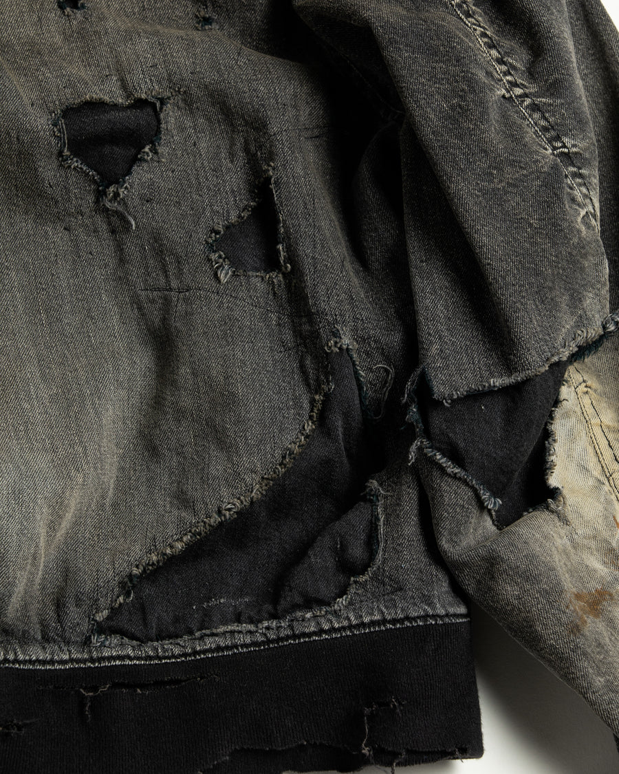 ブランドを象徴するデニムで構築した、MA-1ベースのリメイクジャケット。ライトオンスデニムを二重縫製することで、柔らかさと程よい肉感を実現しています。8ozムラ糸デニムがもつ粗野な表情が、強いヴィンテージ感を演出。全体にエイジングを施したうえで、ハードダメージ加工で仕上げた一着。さらに手作業による多様なステッチ補修を重ね、唯一無二の表情に仕上げています。Crafted from the brand’s signature denim, this MA-1–inspired jacket features a refined and faithful silhouette.Lightweight denim with double stitching creates a soft feel and balanced structure.The 8oz slub denim offers a rugged character that enhances its vintage appeal.An overall aging treatment is followed by a hard damage finis
