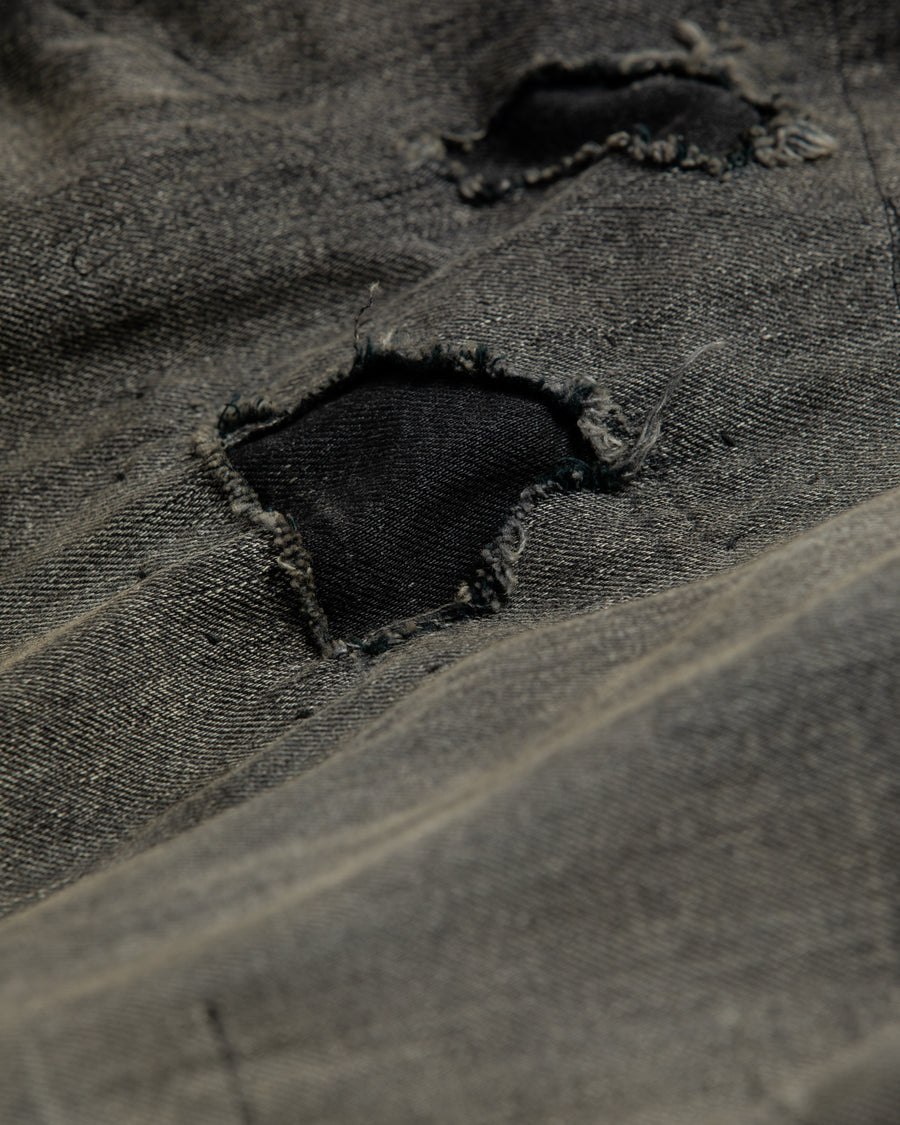 ブランドを象徴するデニムで構築した、MA-1ベースのリメイクジャケット。ライトオンスデニムを二重縫製することで、柔らかさと程よい肉感を実現しています。8ozムラ糸デニムがもつ粗野な表情が、強いヴィンテージ感を演出。全体にエイジングを施したうえで、ハードダメージ加工で仕上げた一着。さらに手作業による多様なステッチ補修を重ね、唯一無二の表情に仕上げています。Crafted from the brand’s signature denim, this MA-1–inspired jacket features a refined and faithful silhouette.Lightweight denim with double stitching creates a soft feel and balanced structure.The 8oz slub denim offers a rugged character that enhances its vintage appeal.An overall aging treatment is followed by a hard damage finis
