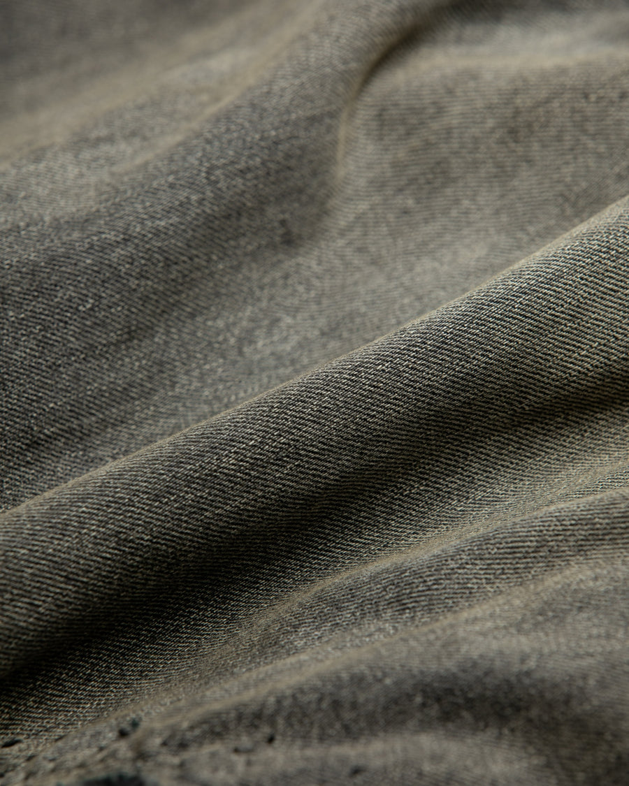 ブランドを象徴するデニムで構築した、MA-1ベースのリメイクジャケット。ライトオンスデニムを二重縫製することで、柔らかさと程よい肉感を実現しています。8ozムラ糸デニムがもつ粗野な表情が、強いヴィンテージ感を演出。全体にエイジングを施したうえで、ハードダメージ加工で仕上げた一着。さらに手作業による多様なステッチ補修を重ね、唯一無二の表情に仕上げています。Crafted from the brand’s signature denim, this MA-1–inspired jacket features a refined and faithful silhouette.Lightweight denim with double stitching creates a soft feel and balanced structure.The 8oz slub denim offers a rugged character that enhances its vintage appeal.An overall aging treatment is followed by a hard damage finis
