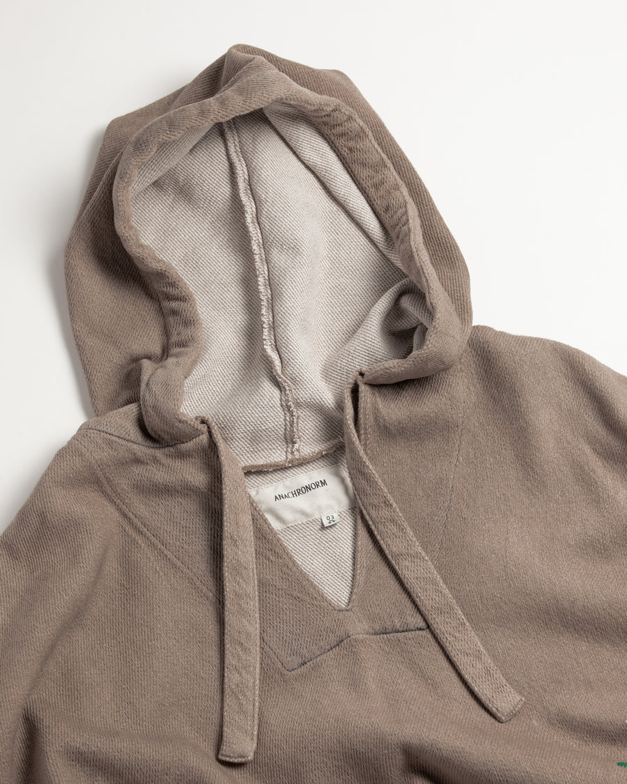 メキシカンパーカーの特徴や印象を忠実に再現しつつ、寸法を調整してシルエットを整えた一着です。
柔らかな甘織りデニムを使用し、快適な着心地に仕上げています。
太畝ツイルデニムは弱スラブ糸で織り上げたふっくらとした質感と自然なストレッチ性が特徴で、ベージュカラーが上品な印象を与えます。