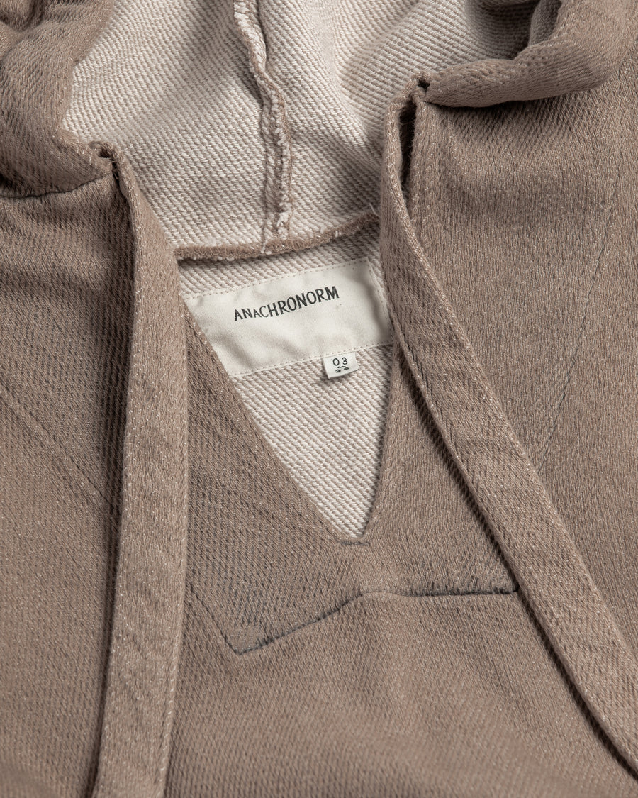 メキシカンパーカーの特徴や印象を忠実に再現しつつ、寸法を調整してシルエットを整えた一着です。
柔らかな甘織りデニムを使用し、快適な着心地に仕上げています。
太畝ツイルデニムは弱スラブ糸で織り上げたふっくらとした質感と自然なストレッチ性が特徴で、ベージュカラーが上品な印象を与えます。