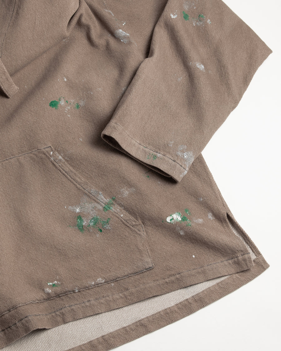 メキシカンパーカーの特徴や印象を忠実に再現しつつ、寸法を調整してシルエットを整えた一着です。
柔らかな甘織りデニムを使用し、快適な着心地に仕上げています。
太畝ツイルデニムは弱スラブ糸で織り上げたふっくらとした質感と自然なストレッチ性が特徴で、ベージュカラーが上品な印象を与えます。