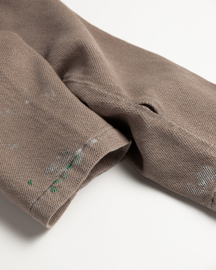 メキシカンパーカーの特徴や印象を忠実に再現しつつ、寸法を調整してシルエットを整えた一着です。
柔らかな甘織りデニムを使用し、快適な着心地に仕上げています。
太畝ツイルデニムは弱スラブ糸で織り上げたふっくらとした質感と自然なストレッチ性が特徴で、ベージュカラーが上品な印象を与えます。