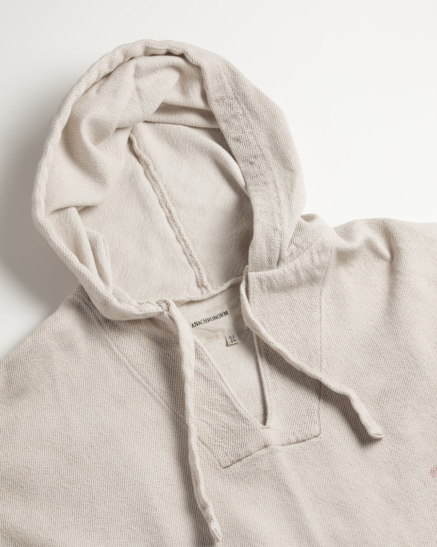 メキシカンパーカーの特徴や印象を忠実に再現しつつ、寸法を調整してシルエットを整えた一着です。
柔らかな甘織りデニムを使用し、快適な着心地に仕上げています。
太畝ツイルデニムは弱スラブ糸で織り上げたふっくらとした質感と自然なストレッチ性が特徴で、オフホワイトカラーが上品な印象を与えます。