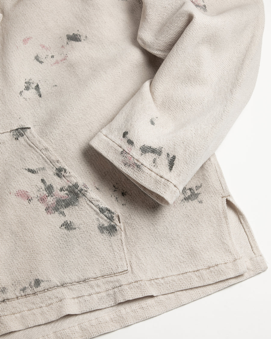 メキシカンパーカーの特徴や印象を忠実に再現しつつ、寸法を調整してシルエットを整えた一着です。
柔らかな甘織りデニムを使用し、快適な着心地に仕上げています。
太畝ツイルデニムは弱スラブ糸で織り上げたふっくらとした質感と自然なストレッチ性が特徴で、オフホワイトカラーが上品な印象を与えます。