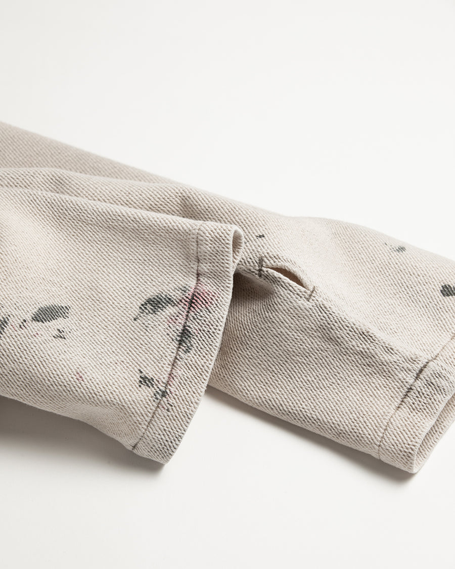 メキシカンパーカーの特徴や印象を忠実に再現しつつ、寸法を調整してシルエットを整えた一着です。
柔らかな甘織りデニムを使用し、快適な着心地に仕上げています。
太畝ツイルデニムは弱スラブ糸で織り上げたふっくらとした質感と自然なストレッチ性が特徴で、オフホワイトカラーが上品な印象を与えます。