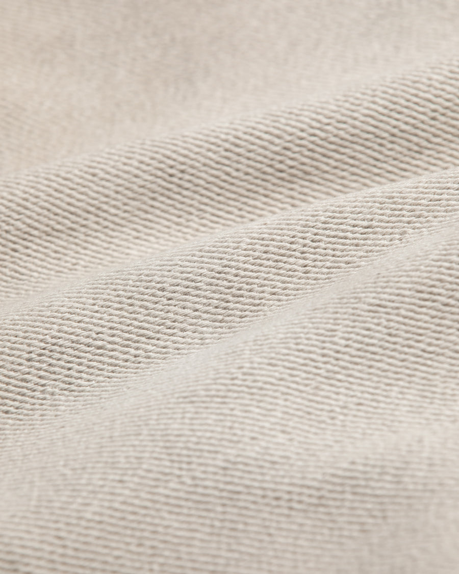 メキシカンパーカーの特徴や印象を忠実に再現しつつ、寸法を調整してシルエットを整えた一着です。
柔らかな甘織りデニムを使用し、快適な着心地に仕上げています。
太畝ツイルデニムは弱スラブ糸で織り上げたふっくらとした質感と自然なストレッチ性が特徴で、オフホワイトカラーが上品な印象を与えます。