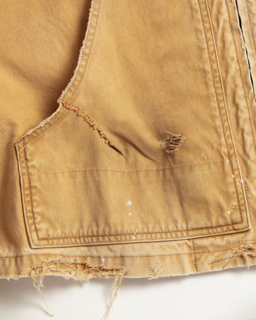 【 商品名：リメイクデトロイトダックジャケット 】

本製品は、ゆとりのある身幅とややクロップド丈に設計されたイエローカラーのジャケットで、インナーアイテムとのレイヤードを楽しめるバランスの良いシルエットが特徴です。生地には頒布の中でも最も薄手の11号帆布生地を使用しており、強度・耐久性に優れるとともに、着用を重ねるごとにアタリなどの経年変化を味わえる素材です。さらに、水や薬品の使用量を抑えながら生地の凹凸部分のアタリを強調し、同時に自然な脱色感を生み出す特殊エイジング加工を施し、加えてサンフェードによるダメージ加工も行うことで、より深みのある表情に仕上げています。