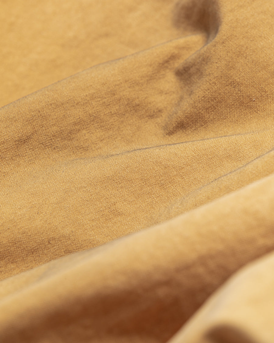 【 商品名：リメイクデトロイトダックジャケット 】

本製品は、ゆとりのある身幅とややクロップド丈に設計されたイエローカラーのジャケットで、インナーアイテムとのレイヤードを楽しめるバランスの良いシルエットが特徴です。生地には頒布の中でも最も薄手の11号帆布生地を使用しており、強度・耐久性に優れるとともに、着用を重ねるごとにアタリなどの経年変化を味わえる素材です。さらに、水や薬品の使用量を抑えながら生地の凹凸部分のアタリを強調し、同時に自然な脱色感を生み出す特殊エイジング加工を施し、加えてサンフェードによるダメージ加工も行うことで、より深みのある表情に仕上げています。