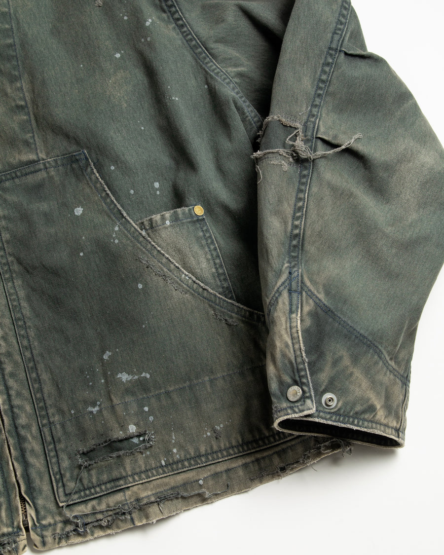 【 商品名：リメイクデトロイトダックジャケット 】

本製品は、ゆとりのある身幅とややクロップド丈に設計されたブラックカラーのジャケットで、インナーアイテムとのレイヤードを楽しめるバランスの良いシルエットが特徴です。生地には頒布の中でも最も薄手の11号帆布生地を採用しており、強度・耐久性に優れ、着用を重ねるごとにアタリなどの経年変化を味わえる素材です。さらに、水や薬品の使用量を抑えながら生地の凹凸部分のアタリを強調し、同時に自然な脱色感を生み出す特殊エイジング加工を施し、加えてサンフェードによるダメージ加工を加えることで、より奥行きのある表情に仕上げています。