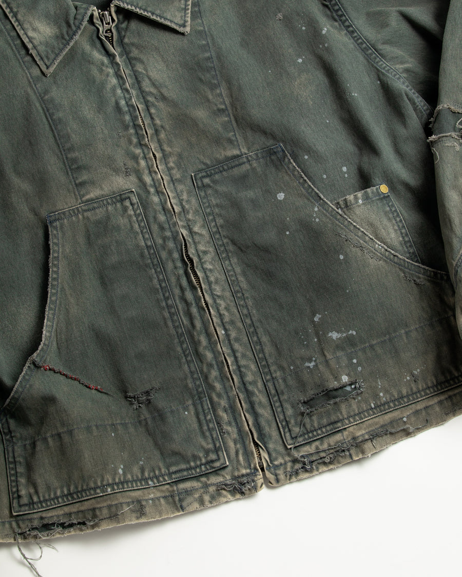 【 商品名：リメイクデトロイトダックジャケット 】

本製品は、ゆとりのある身幅とややクロップド丈に設計されたブラックカラーのジャケットで、インナーアイテムとのレイヤードを楽しめるバランスの良いシルエットが特徴です。生地には頒布の中でも最も薄手の11号帆布生地を採用しており、強度・耐久性に優れ、着用を重ねるごとにアタリなどの経年変化を味わえる素材です。さらに、水や薬品の使用量を抑えながら生地の凹凸部分のアタリを強調し、同時に自然な脱色感を生み出す特殊エイジング加工を施し、加えてサンフェードによるダメージ加工を加えることで、より奥行きのある表情に仕上げています。