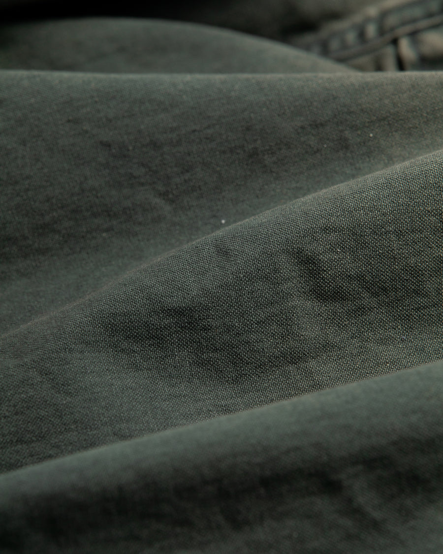 【 商品名：リメイクデトロイトダックジャケット 】

本製品は、ゆとりのある身幅とややクロップド丈に設計されたブラックカラーのジャケットで、インナーアイテムとのレイヤードを楽しめるバランスの良いシルエットが特徴です。生地には頒布の中でも最も薄手の11号帆布生地を採用しており、強度・耐久性に優れ、着用を重ねるごとにアタリなどの経年変化を味わえる素材です。さらに、水や薬品の使用量を抑えながら生地の凹凸部分のアタリを強調し、同時に自然な脱色感を生み出す特殊エイジング加工を施し、加えてサンフェードによるダメージ加工を加えることで、より奥行きのある表情に仕上げています。