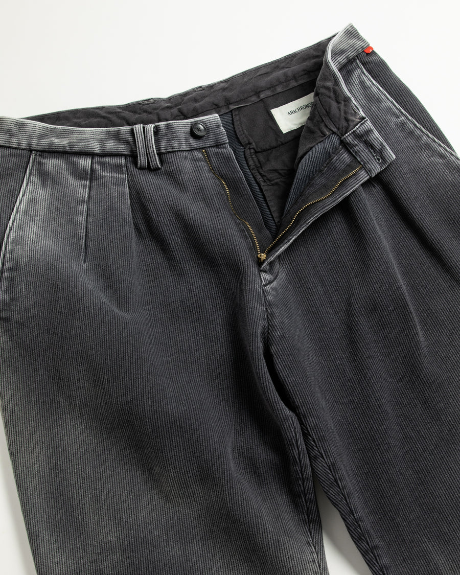 上質で肉厚なピケ素材を使用したトラウザー。無骨さの中に上品な落ち感を持ち、深みのあるブラックカラーが魅力です。硫化染料による染色とエイジング加工により、着込むほどに味わい深い経年変化を楽しめます。A trousers crafted from premium, heavy pique fabric. It balances ruggedness with a refined drape, finished in a deep black hue. Sulfur dyeing and aging treatment give it a rich patina that evolves beautifully over time.