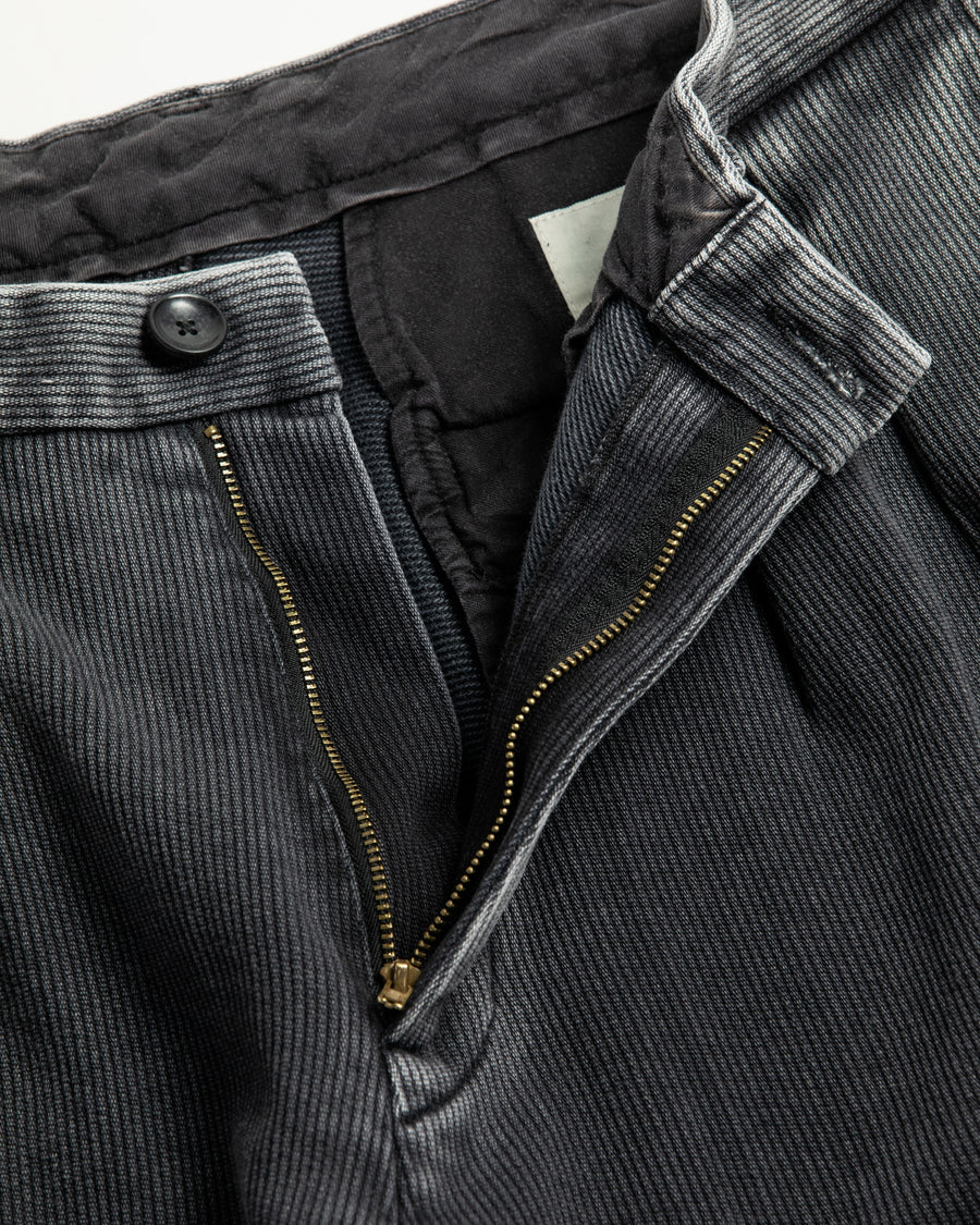 上質で肉厚なピケ素材を使用したトラウザー。無骨さの中に上品な落ち感を持ち、深みのあるブラックカラーが魅力です。硫化染料による染色とエイジング加工により、着込むほどに味わい深い経年変化を楽しめます。A trousers crafted from premium, heavy pique fabric. It balances ruggedness with a refined drape, finished in a deep black hue. Sulfur dyeing and aging treatment give it a rich patina that evolves beautifully over time.