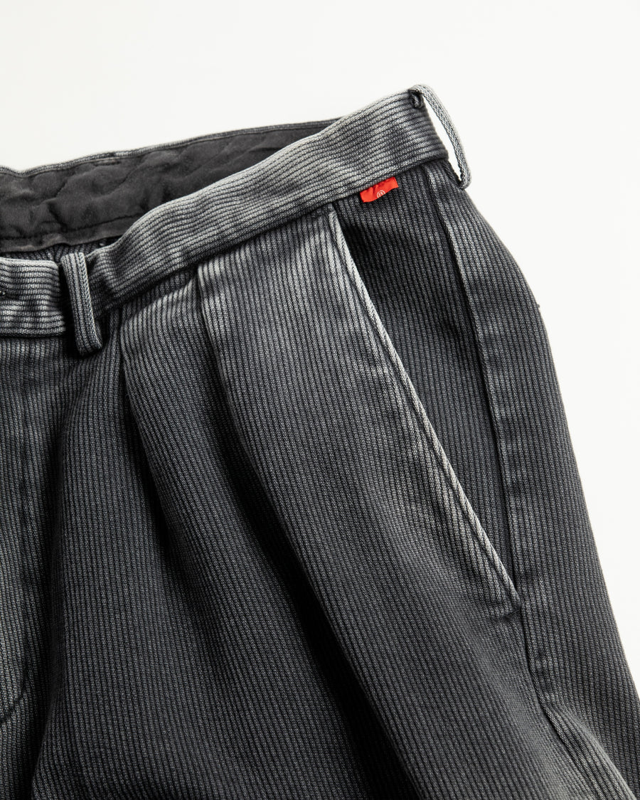 上質で肉厚なピケ素材を使用したトラウザー。無骨さの中に上品な落ち感を持ち、深みのあるブラックカラーが魅力です。硫化染料による染色とエイジング加工により、着込むほどに味わい深い経年変化を楽しめます。A trousers crafted from premium, heavy pique fabric. It balances ruggedness with a refined drape, finished in a deep black hue. Sulfur dyeing and aging treatment give it a rich patina that evolves beautifully over time.