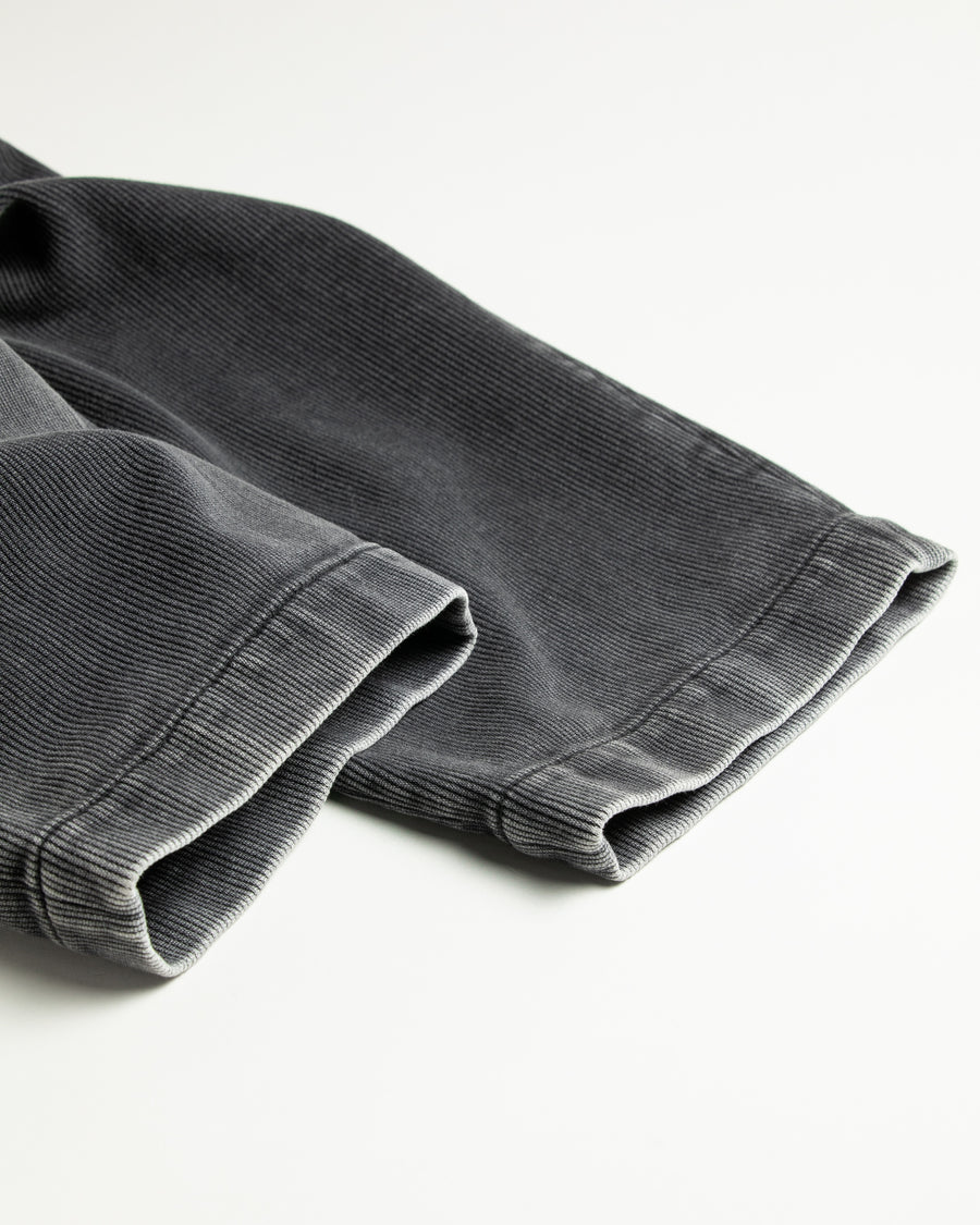 上質で肉厚なピケ素材を使用したトラウザー。無骨さの中に上品な落ち感を持ち、深みのあるブラックカラーが魅力です。硫化染料による染色とエイジング加工により、着込むほどに味わい深い経年変化を楽しめます。A trousers crafted from premium, heavy pique fabric. It balances ruggedness with a refined drape, finished in a deep black hue. Sulfur dyeing and aging treatment give it a rich patina that evolves beautifully over time.