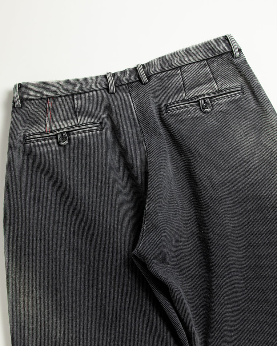 上質で肉厚なピケ素材を使用したトラウザー。無骨さの中に上品な落ち感を持ち、深みのあるブラックカラーが魅力です。硫化染料による染色とエイジング加工により、着込むほどに味わい深い経年変化を楽しめます。A trousers crafted from premium, heavy pique fabric. It balances ruggedness with a refined drape, finished in a deep black hue. Sulfur dyeing and aging treatment give it a rich patina that evolves beautifully over time.