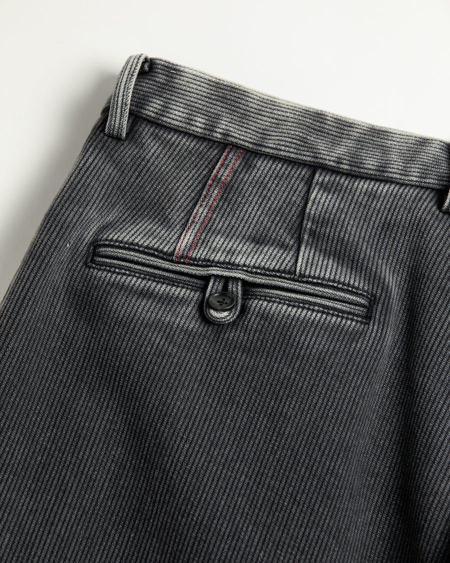 上質で肉厚なピケ素材を使用したトラウザー。無骨さの中に上品な落ち感を持ち、深みのあるブラックカラーが魅力です。硫化染料による染色とエイジング加工により、着込むほどに味わい深い経年変化を楽しめます。A trousers crafted from premium, heavy pique fabric. It balances ruggedness with a refined drape, finished in a deep black hue. Sulfur dyeing and aging treatment give it a rich patina that evolves beautifully over time.