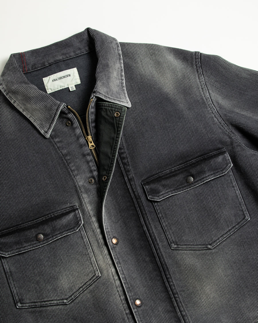エイジングヘビーピケワークジャケットは、上質で肉厚なピケ素材を使用し、無骨さときれいな落ち感を併せ持つ一着です。13オンスの先染め硫化ピケは重厚感と柔らかさが特徴で、着用を重ねることで味わい深い経年変化を楽しめます。全体にはリアルなアタリを加えたエイジング加工を施しています。
The Aging Heavy Pique Work Jacket is crafted from premium, heavyweight pique fabric that blends rugged character with a clean drape. The 13oz pre-dyed sulfide pique offers both substantial weight and softness, gradually developing a rich patina with wear. A realistic, worn-in look is achieved through an overall aging treatment.