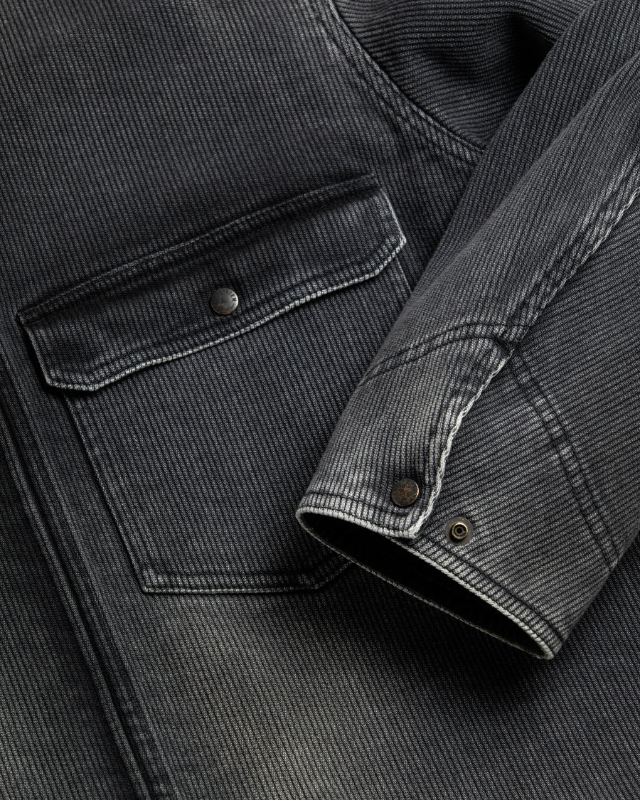 エイジングヘビーピケワークジャケットは、上質で肉厚なピケ素材を使用し、無骨さときれいな落ち感を併せ持つ一着です。13オンスの先染め硫化ピケは重厚感と柔らかさが特徴で、着用を重ねることで味わい深い経年変化を楽しめます。全体にはリアルなアタリを加えたエイジング加工を施しています。
The Aging Heavy Pique Work Jacket is crafted from premium, heavyweight pique fabric that blends rugged character with a clean drape. The 13oz pre-dyed sulfide pique offers both substantial weight and softness, gradually developing a rich patina with wear. A realistic, worn-in look is achieved through an overall aging treatment.