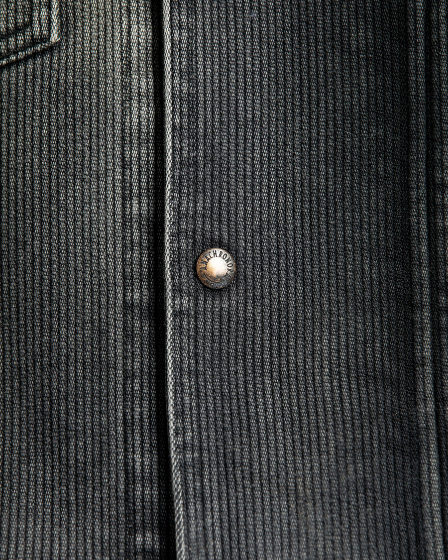 エイジングヘビーピケワークジャケットは、上質で肉厚なピケ素材を使用し、無骨さときれいな落ち感を併せ持つ一着です。13オンスの先染め硫化ピケは重厚感と柔らかさが特徴で、着用を重ねることで味わい深い経年変化を楽しめます。全体にはリアルなアタリを加えたエイジング加工を施しています。
The Aging Heavy Pique Work Jacket is crafted from premium, heavyweight pique fabric that blends rugged character with a clean drape. The 13oz pre-dyed sulfide pique offers both substantial weight and softness, gradually developing a rich patina with wear. A realistic, worn-in look is achieved through an overall aging treatment.