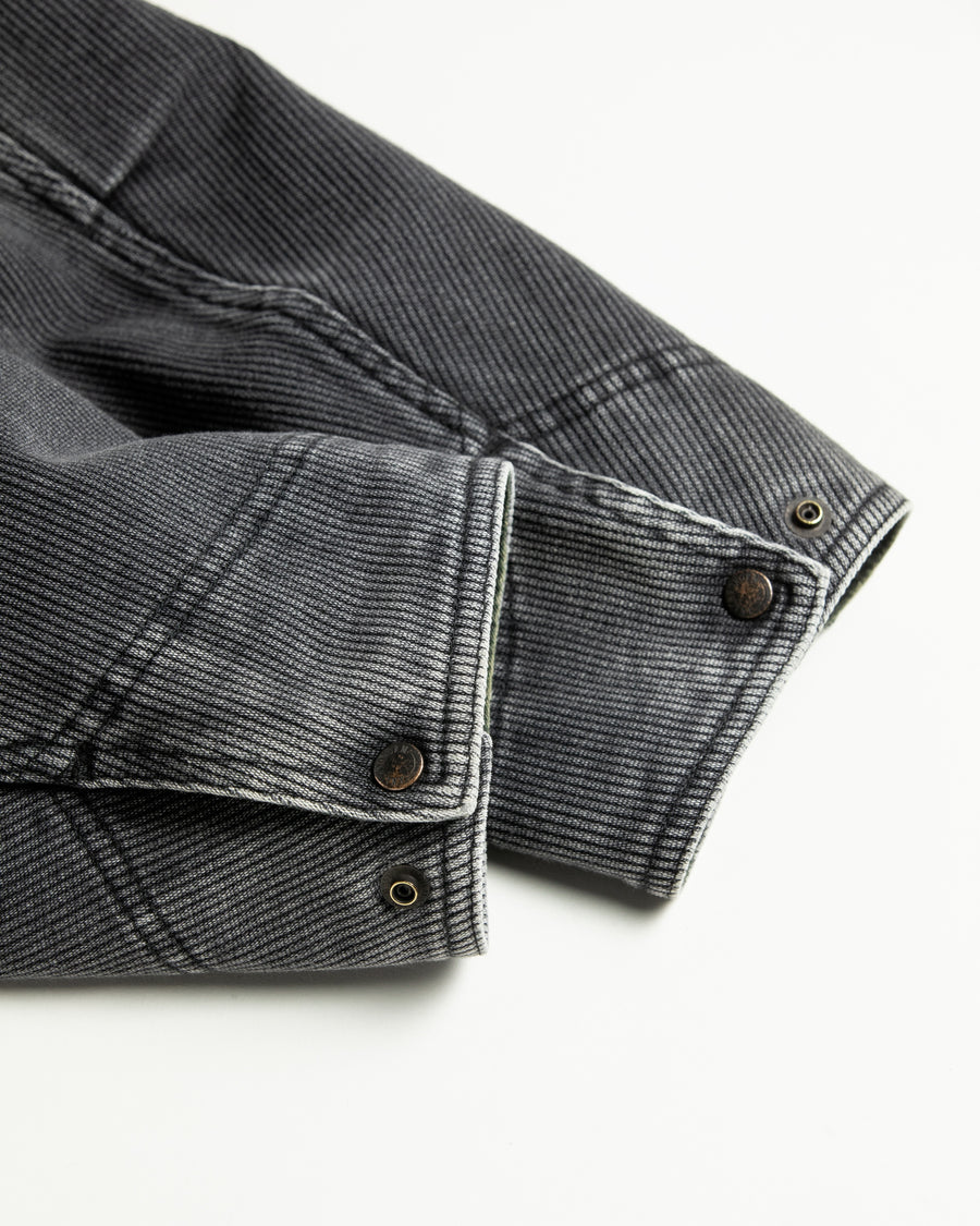 エイジングヘビーピケワークジャケットは、上質で肉厚なピケ素材を使用し、無骨さときれいな落ち感を併せ持つ一着です。13オンスの先染め硫化ピケは重厚感と柔らかさが特徴で、着用を重ねることで味わい深い経年変化を楽しめます。全体にはリアルなアタリを加えたエイジング加工を施しています。
The Aging Heavy Pique Work Jacket is crafted from premium, heavyweight pique fabric that blends rugged character with a clean drape. The 13oz pre-dyed sulfide pique offers both substantial weight and softness, gradually developing a rich patina with wear. A realistic, worn-in look is achieved through an overall aging treatment.