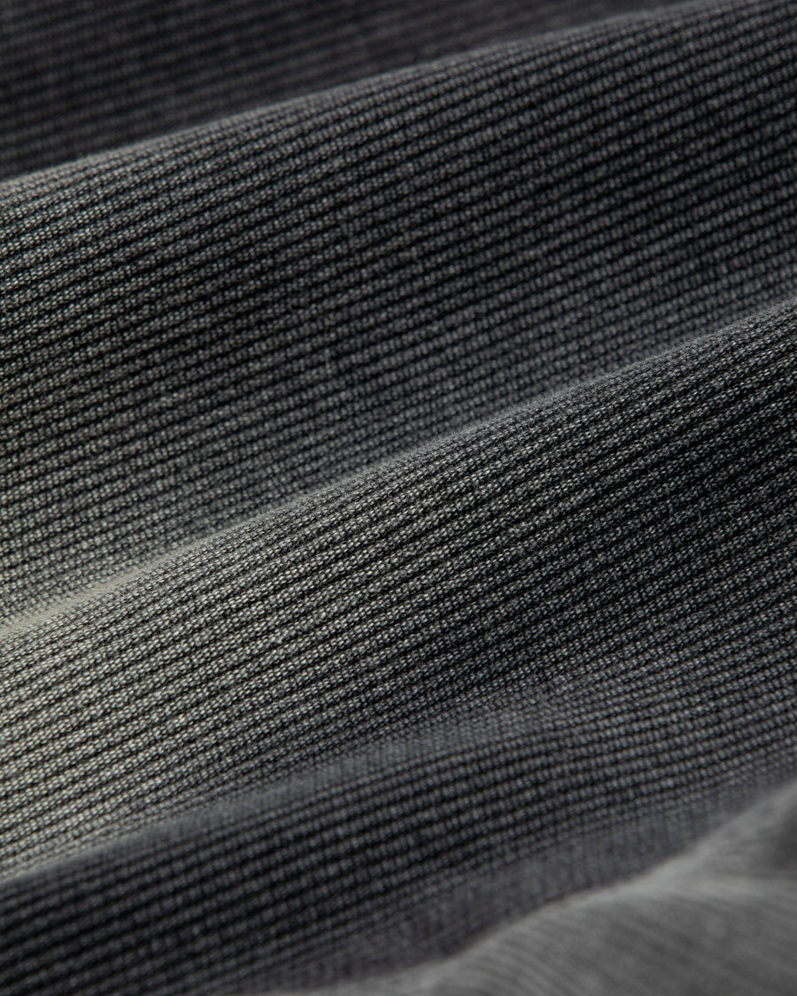 エイジングヘビーピケワークジャケットは、上質で肉厚なピケ素材を使用し、無骨さときれいな落ち感を併せ持つ一着です。13オンスの先染め硫化ピケは重厚感と柔らかさが特徴で、着用を重ねることで味わい深い経年変化を楽しめます。全体にはリアルなアタリを加えたエイジング加工を施しています。
The Aging Heavy Pique Work Jacket is crafted from premium, heavyweight pique fabric that blends rugged character with a clean drape. The 13oz pre-dyed sulfide pique offers both substantial weight and softness, gradually developing a rich patina with wear. A realistic, worn-in look is achieved through an overall aging treatment.
