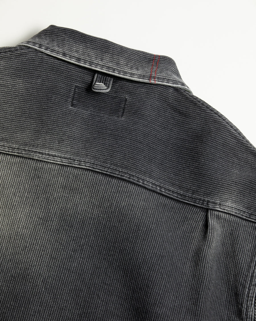 エイジングヘビーピケワークジャケットは、上質で肉厚なピケ素材を使用し、無骨さときれいな落ち感を併せ持つ一着です。13オンスの先染め硫化ピケは重厚感と柔らかさが特徴で、着用を重ねることで味わい深い経年変化を楽しめます。全体にはリアルなアタリを加えたエイジング加工を施しています。
The Aging Heavy Pique Work Jacket is crafted from premium, heavyweight pique fabric that blends rugged character with a clean drape. The 13oz pre-dyed sulfide pique offers both substantial weight and softness, gradually developing a rich patina with wear. A realistic, worn-in look is achieved through an overall aging treatment.