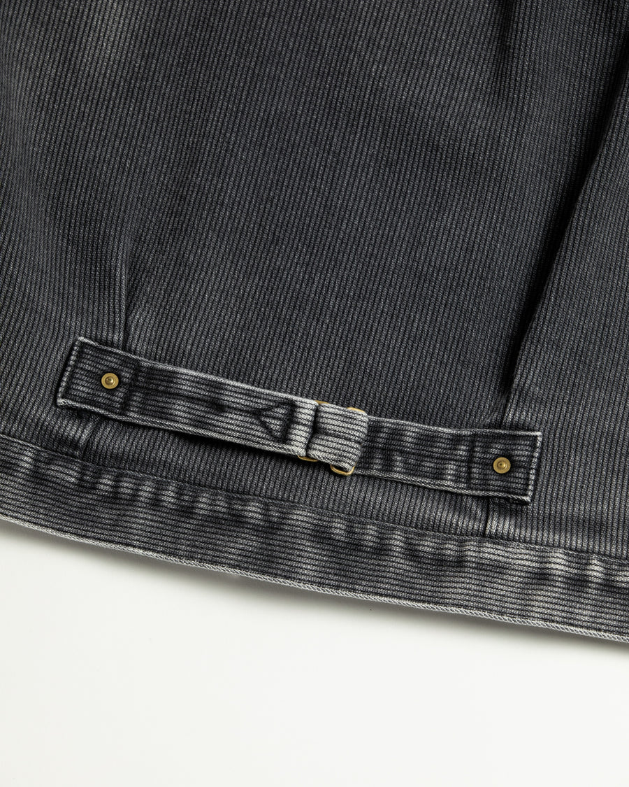 エイジングヘビーピケワークジャケットは、上質で肉厚なピケ素材を使用し、無骨さときれいな落ち感を併せ持つ一着です。13オンスの先染め硫化ピケは重厚感と柔らかさが特徴で、着用を重ねることで味わい深い経年変化を楽しめます。全体にはリアルなアタリを加えたエイジング加工を施しています。
The Aging Heavy Pique Work Jacket is crafted from premium, heavyweight pique fabric that blends rugged character with a clean drape. The 13oz pre-dyed sulfide pique offers both substantial weight and softness, gradually developing a rich patina with wear. A realistic, worn-in look is achieved through an overall aging treatment.