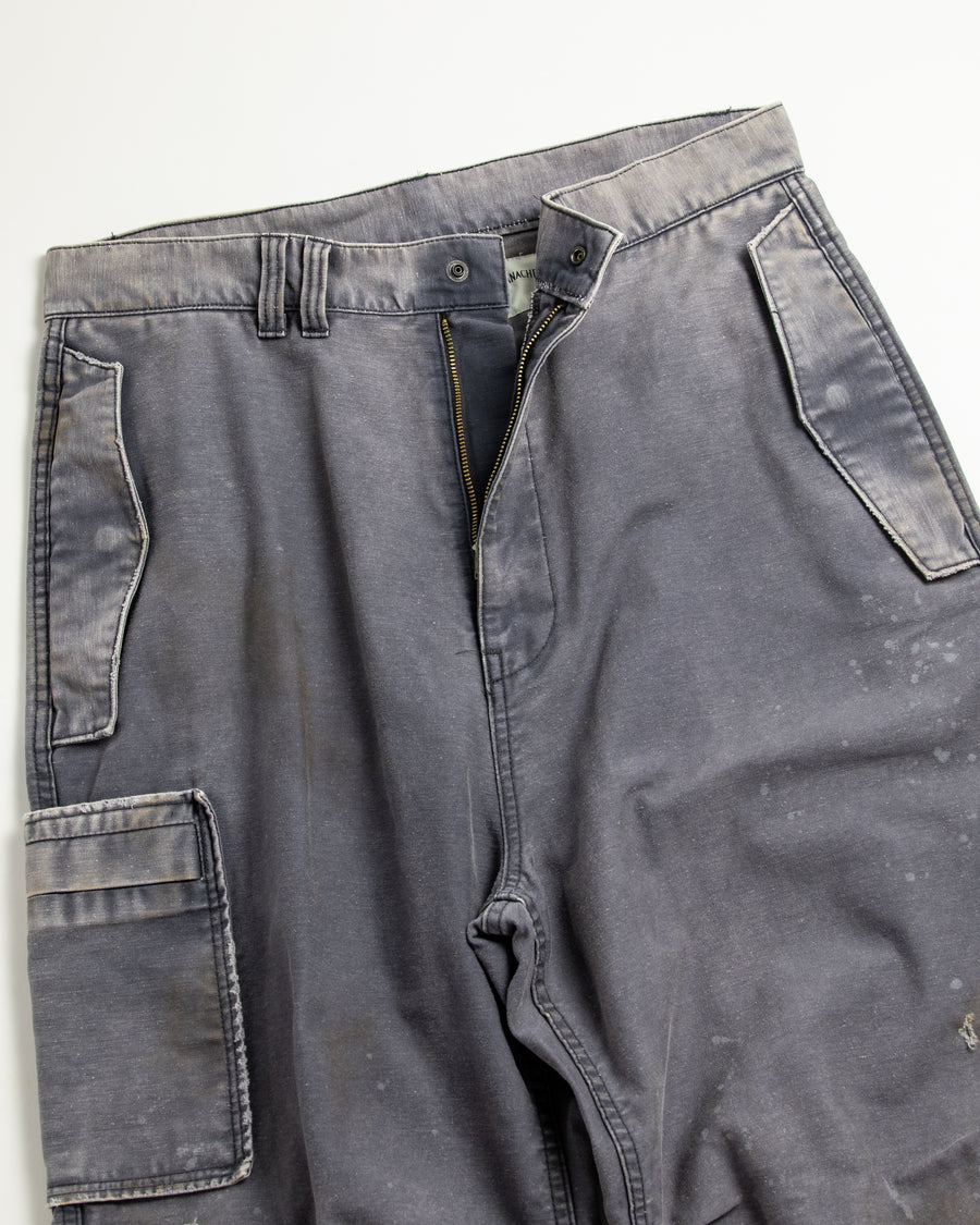 フラップポケットや膝のタック、裾のドローコードなど、ミリタリーのディテールをふんだんに取り入れた一本。内側に配置されることの多いポケットをあえて外側に設けたカーゴポケットが特徴です。ムラ糸で織り上げたバックサテン生地は、ハリとコシのある質感が魅力。さらに、水や薬品の使用を抑えながら生地の凹凸を際立たせる特殊エイジング加工を施し、深みのあるネイビーカラーに仕上げています。
