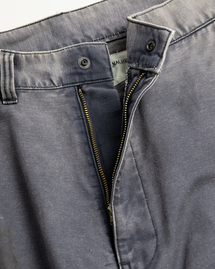 フラップポケットや膝のタック、裾のドローコードなど、ミリタリーのディテールをふんだんに取り入れた一本。内側に配置されることの多いポケットをあえて外側に設けたカーゴポケットが特徴です。ムラ糸で織り上げたバックサテン生地は、ハリとコシのある質感が魅力。さらに、水や薬品の使用を抑えながら生地の凹凸を際立たせる特殊エイジング加工を施し、深みのあるネイビーカラーに仕上げています。