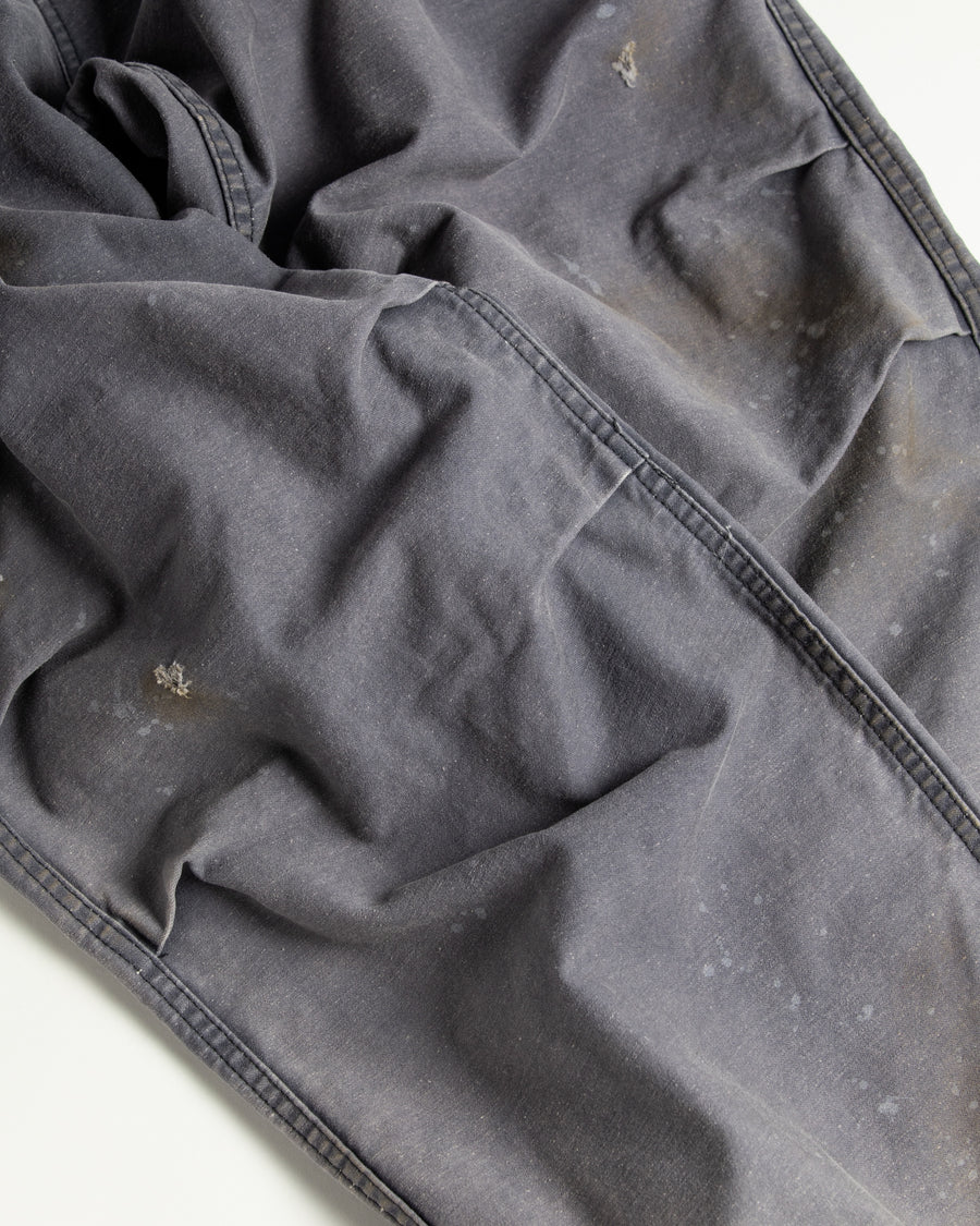 フラップポケットや膝のタック、裾のドローコードなど、ミリタリーのディテールをふんだんに取り入れた一本。内側に配置されることの多いポケットをあえて外側に設けたカーゴポケットが特徴です。ムラ糸で織り上げたバックサテン生地は、ハリとコシのある質感が魅力。さらに、水や薬品の使用を抑えながら生地の凹凸を際立たせる特殊エイジング加工を施し、深みのあるネイビーカラーに仕上げています。