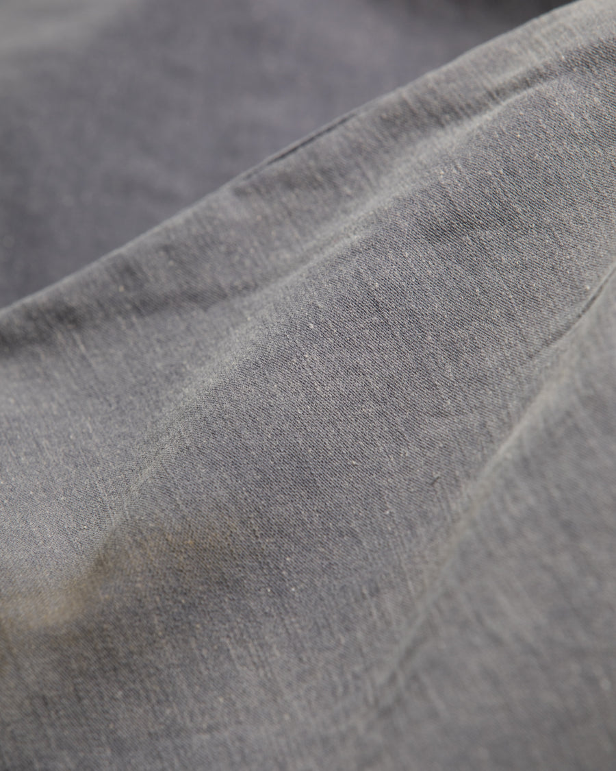 フラップポケットや膝のタック、裾のドローコードなど、ミリタリーのディテールをふんだんに取り入れた一本。内側に配置されることの多いポケットをあえて外側に設けたカーゴポケットが特徴です。ムラ糸で織り上げたバックサテン生地は、ハリとコシのある質感が魅力。さらに、水や薬品の使用を抑えながら生地の凹凸を際立たせる特殊エイジング加工を施し、深みのあるネイビーカラーに仕上げています。