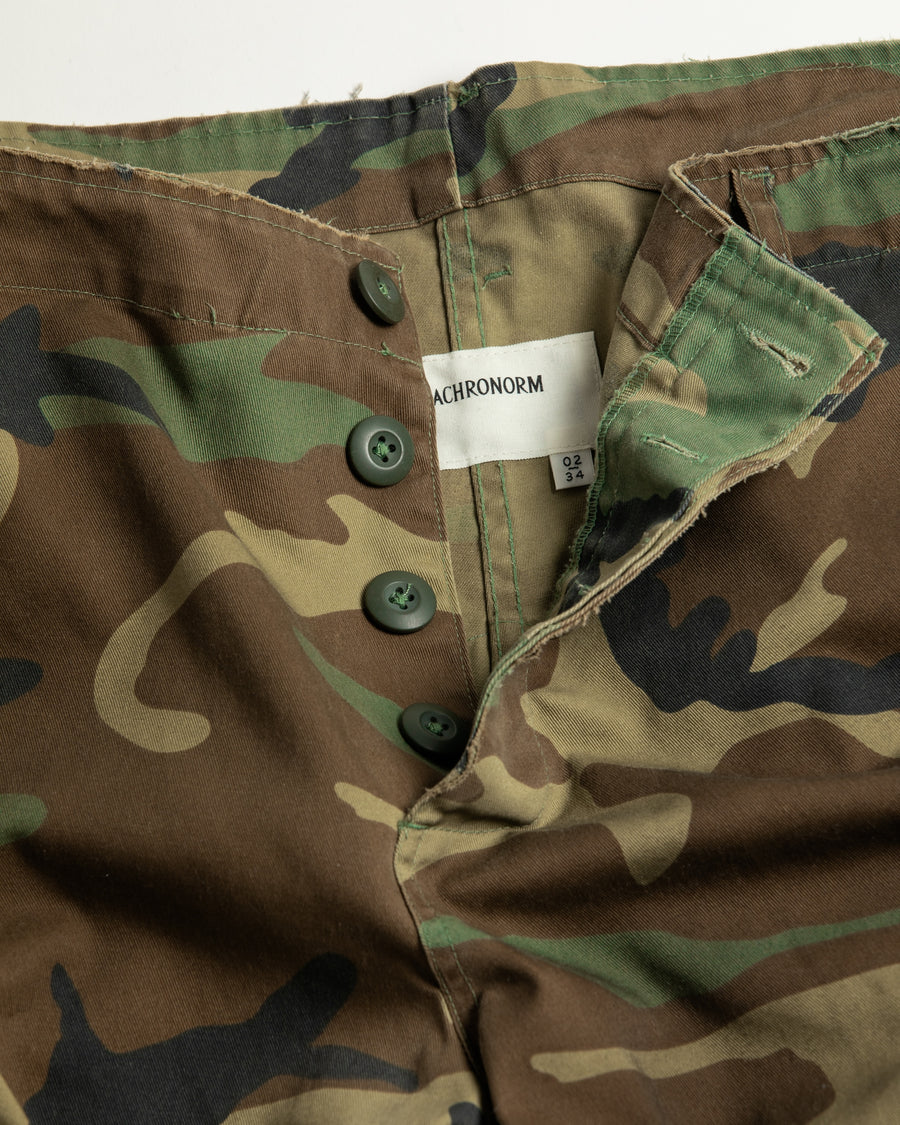 T/Cツイル生地を使用した７部丈のカモ柄パンツ