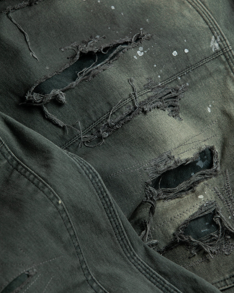 【 商品名：リメイクダブルニーダックペインターパンツ 】

本製品は、レングスをやや長めに設定したブラックカラーのペインターパンツです。ウエスト部分にはナイロンオックス生地で切り替えを施し、ワーク感を抑えつつバランスの良いデザインに仕上げています。生地には頒布の中でも最も薄手の11号帆布生地を使用しており、強度・耐久性に優れるだけでなく、着用を重ねるごとにアタリなどの経年変化を楽しめる素材です。また、水や薬品の使用量を抑えながら生地の凹凸部分のアタリを強調し、同時に自然な脱色感を与える特殊エイジング加工に加え、サンフェードによるダメージ加工も施すことで、より味わい深い表情に仕上げています。